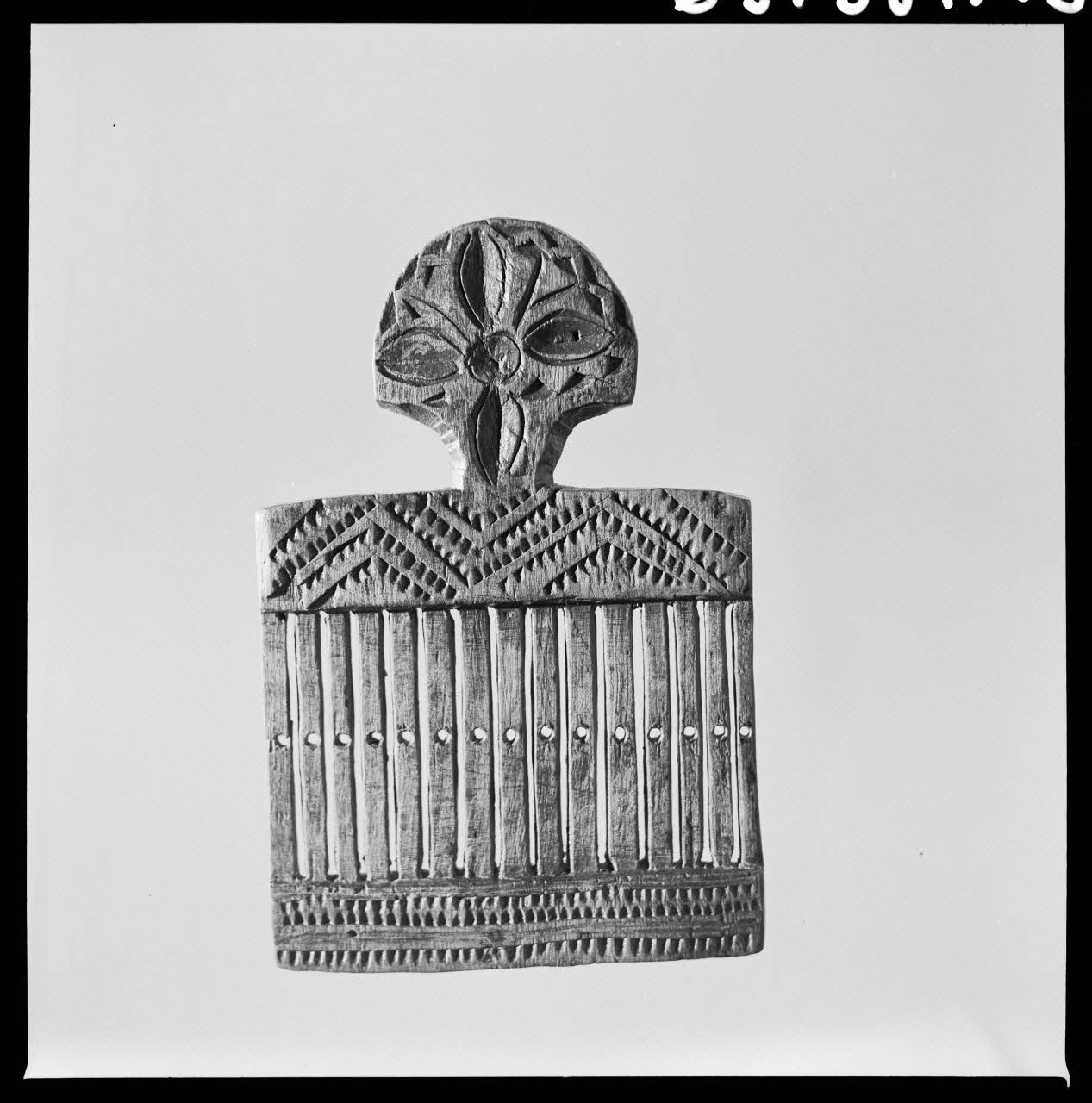 Jean Marthelot photographie Passette à décor géométrique provenant du Puy-de-Dôme. Datée du 19è siècle ? (recto) Ile-de-France, France 1965/10/1 Ph.1965.98.146 Photo