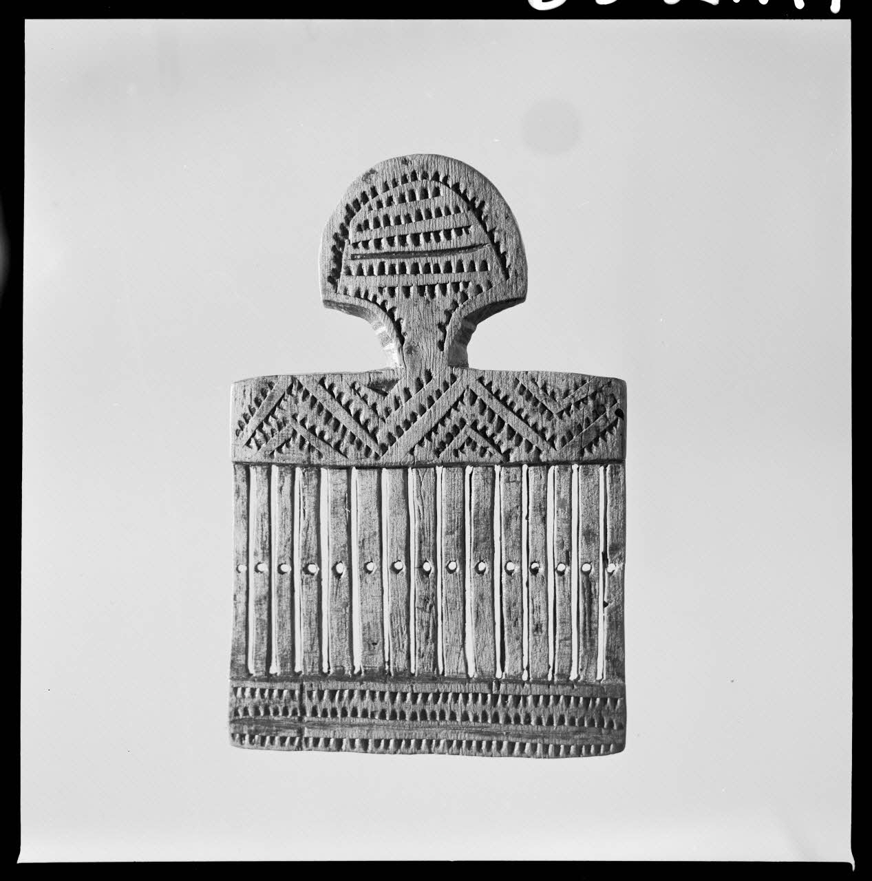 Jean Marthelot photographie Passette à décor géométrique provenant du Puy-de-Dôme. Datée du 19è siècle ? (verso) Ile-de-France, France 1965/10/1 Ph.1965.98.147 Photo