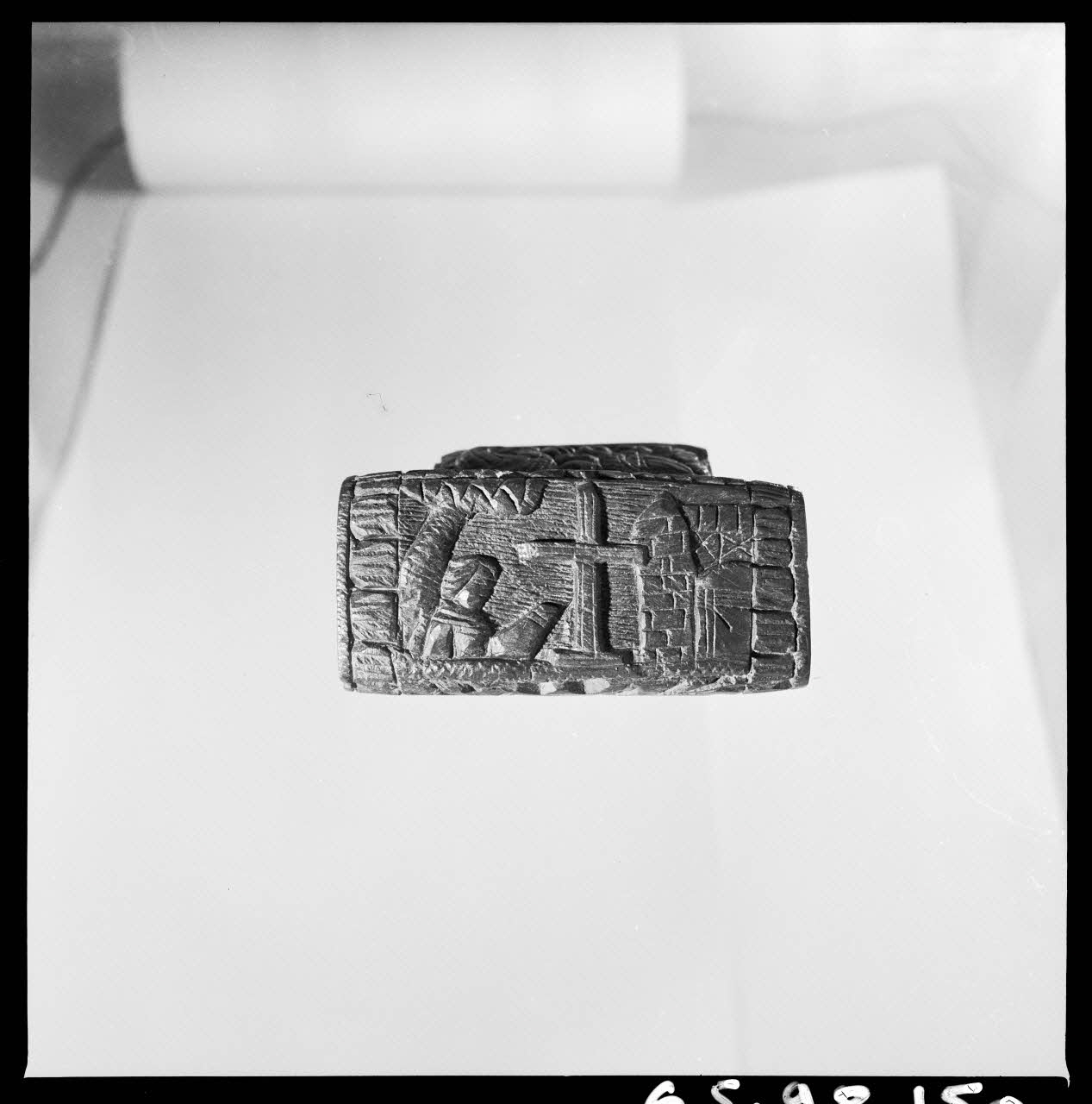 Jean Marthelot photographie Tabatière en chêne poncé et sculpté. Scène religieuse (recto) Ile-de-France, France 1965/10/1 Ph.1965.98.150 Photo