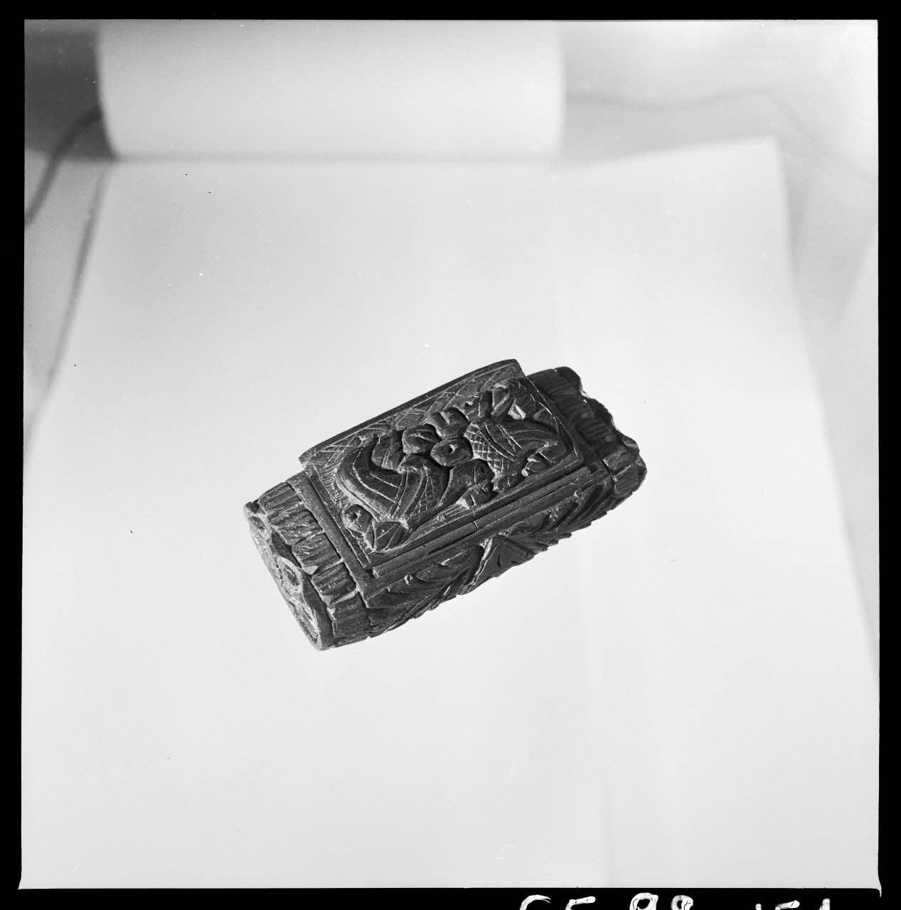 Jean Marthelot photographie Tabatière en chêne poncé et sculpté. Décor de conque et fruits (verso) Ile-de-France, France 1965/10/1 Ph.1965.98.151 Photo