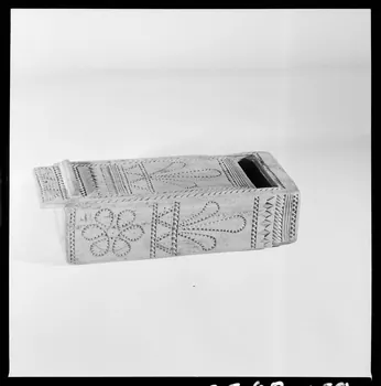 Jean Marthelot photographie Petit coffret en bois décoré au couteau de motifs géométriques Ile-de-France, France 1965/10/1 Ph.1965.98.159 Photo