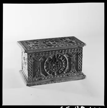 Jean Marthelot photographie Coffret en bois noir sculpté de blason et motifs religieux "IHS-Maria" Ile-de-France, France 1965/10/1 Ph.1965.98.160 Photo