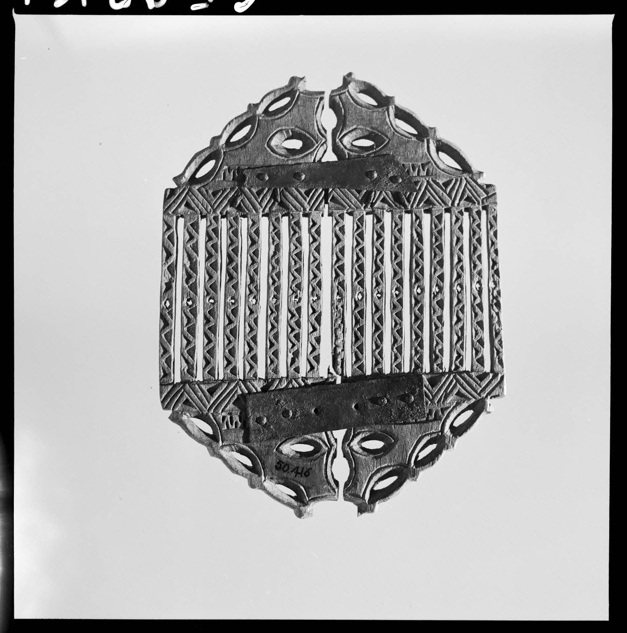 Jean Marthelot photographie Passette à ruban de forme hexagonale à décor géométrique (recto) Ile-de-France, France 1965/10/1 Ph.1965.98.161 Photo
