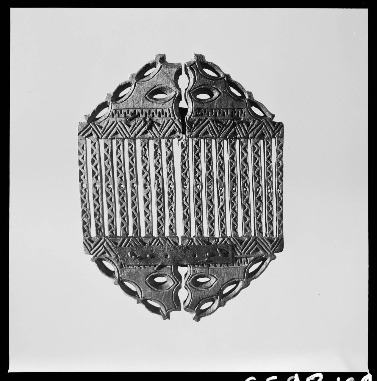 Jean Marthelot photographie Passette à ruban de forme hexagonale à décor géométrique (verso) Ile-de-France, France 1965/10/1 Ph.1965.98.162 Photo