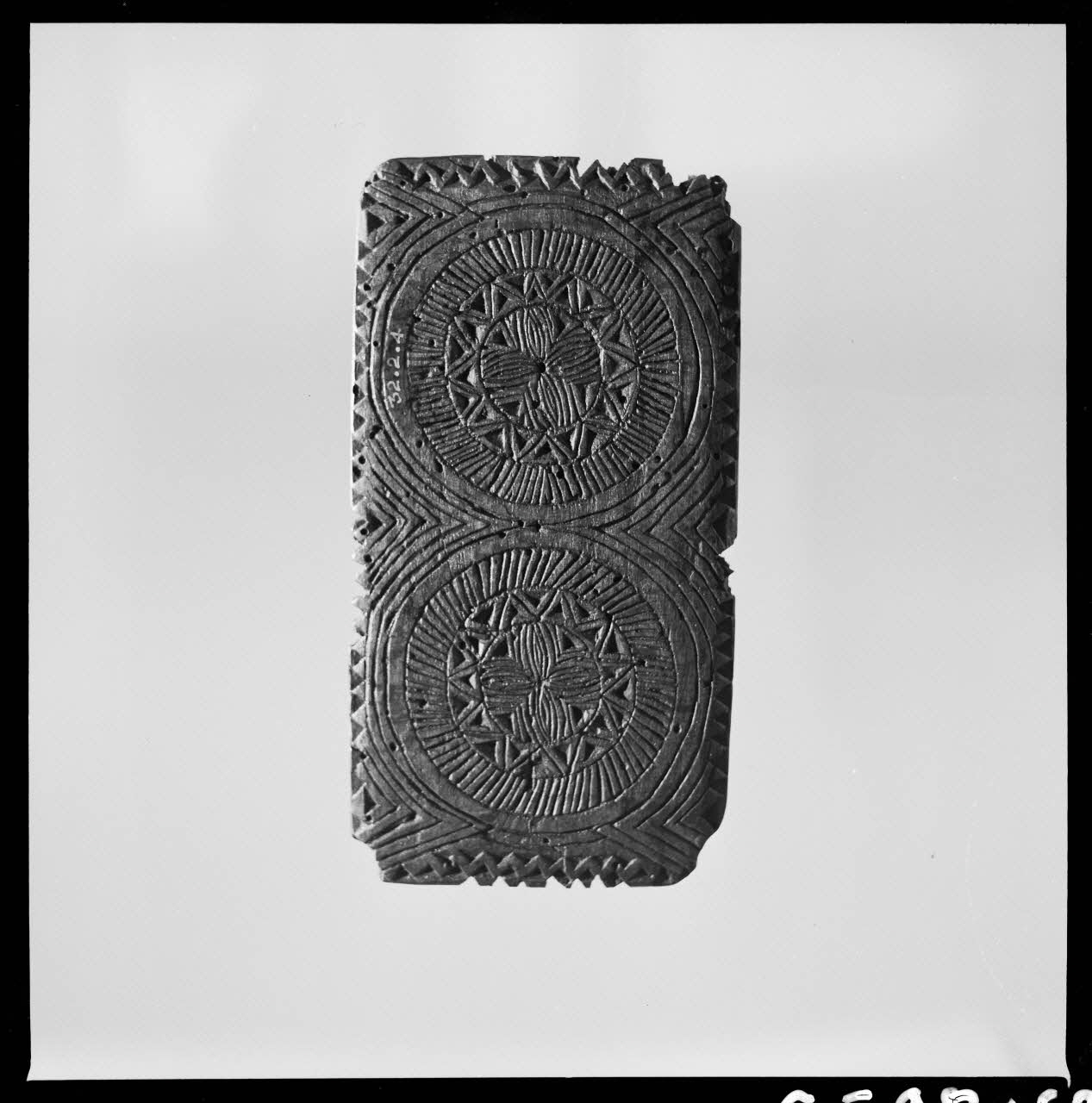 Jean Marthelot photographie Plioir à dentelle en bois sculpté à décor de rosaces (recto) Ile-de-France, France 1965/10/1 Ph.1965.98.163 Photo