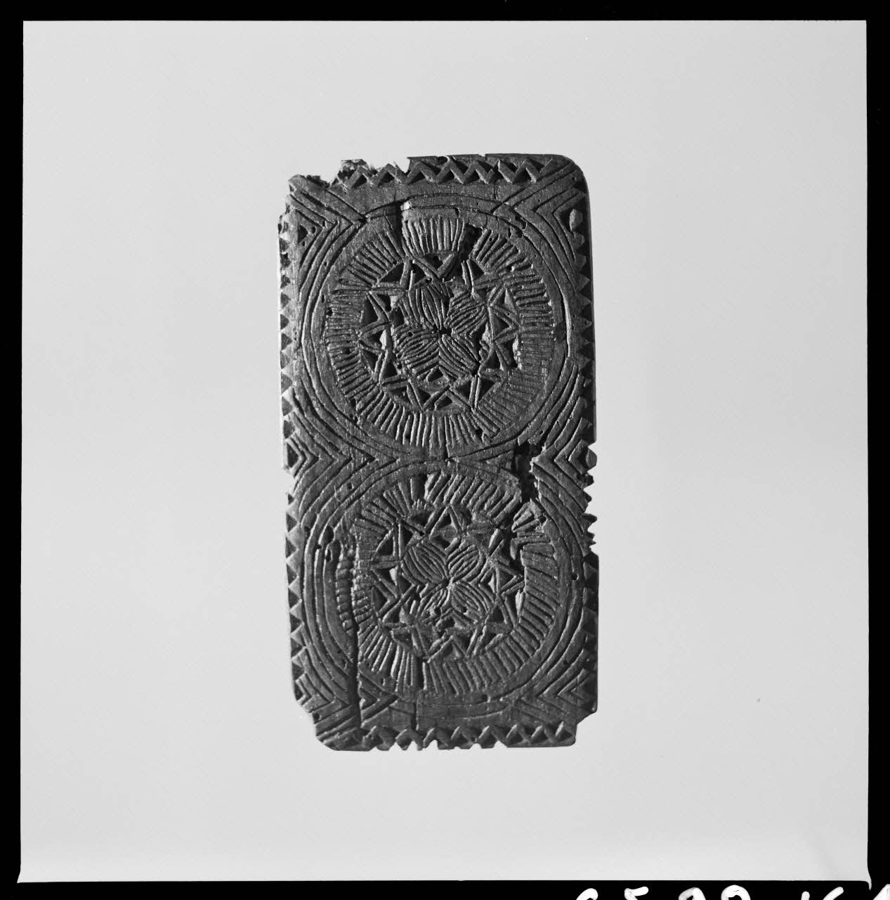 Jean Marthelot photographie Plioir à dentelle en bois sculpté à décor de rosaces (verso) Ile-de-France, France 1965/10/1 Ph.1965.98.164 Photo