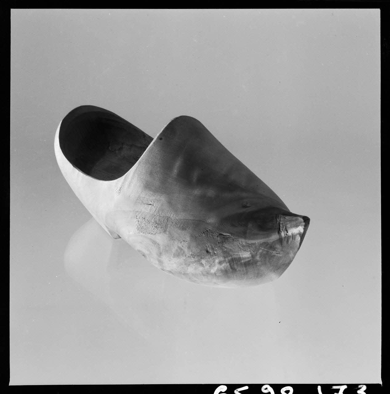 Jean Marthelot photographie Petit sabot en bois blanc sans décor Ile-de-France, France 1965/10/1 Ph.1965.98.173 Photo