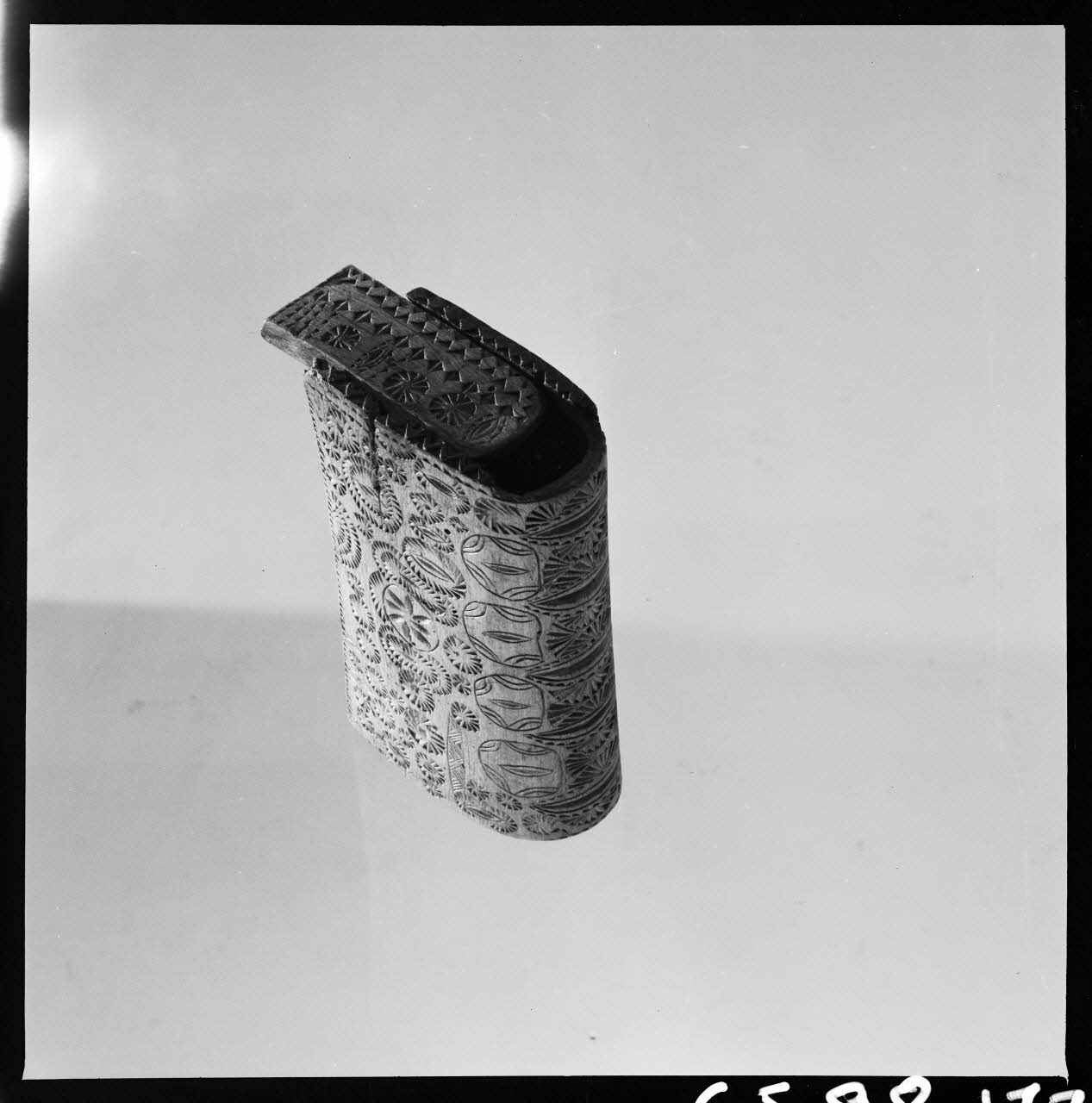 Jean Marthelot photographie Boîte à double fond en forme de livre. Côté gauche (recto) Ile-de-France, France 1965/10/1 Ph.1965.98.177 Photo