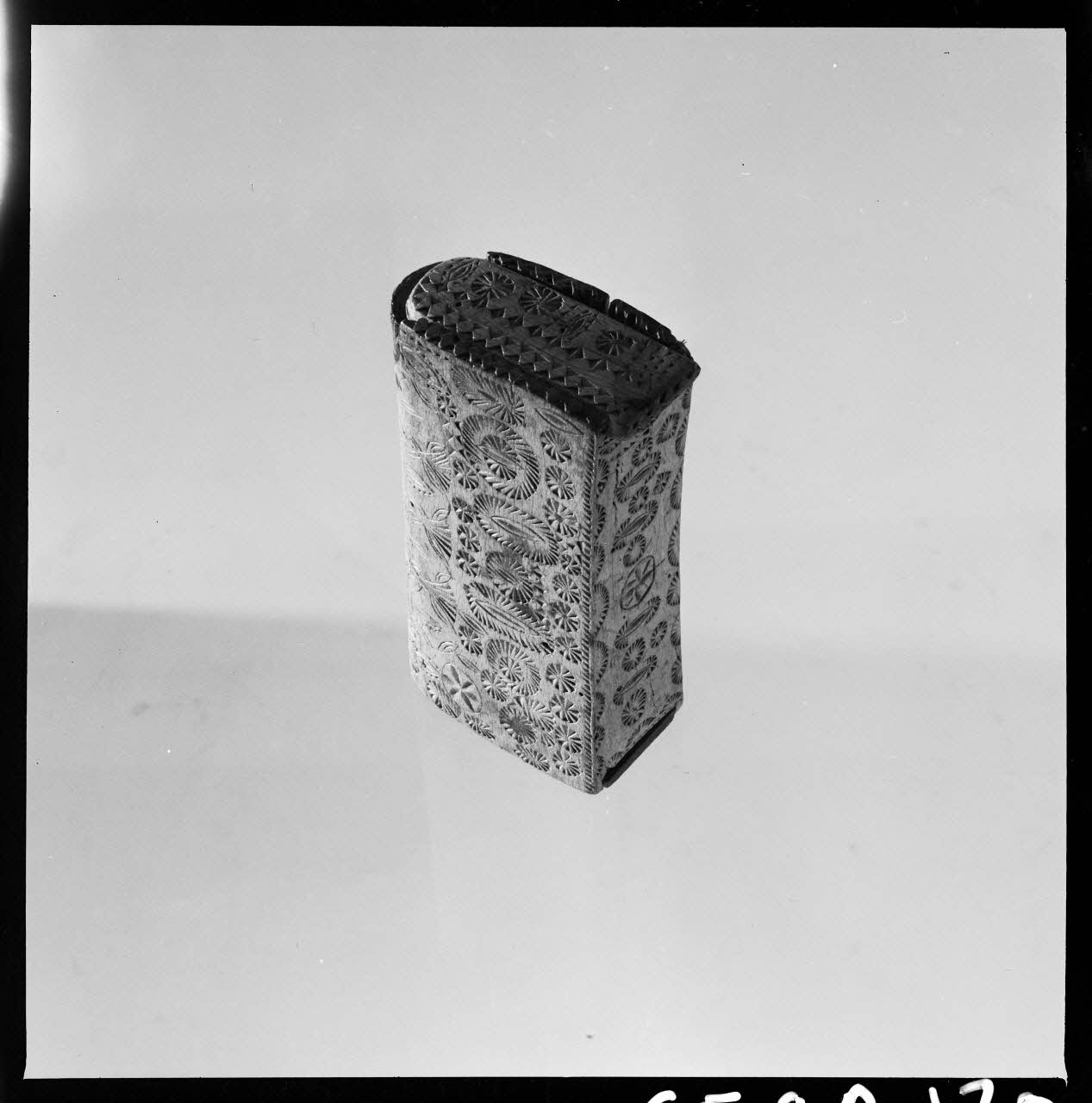 Jean Marthelot photographie Boîte à double fond en forme de livre. Côté droit (verso) Ile-de-France, France 1965/10/1 Ph.1965.98.178 Photo