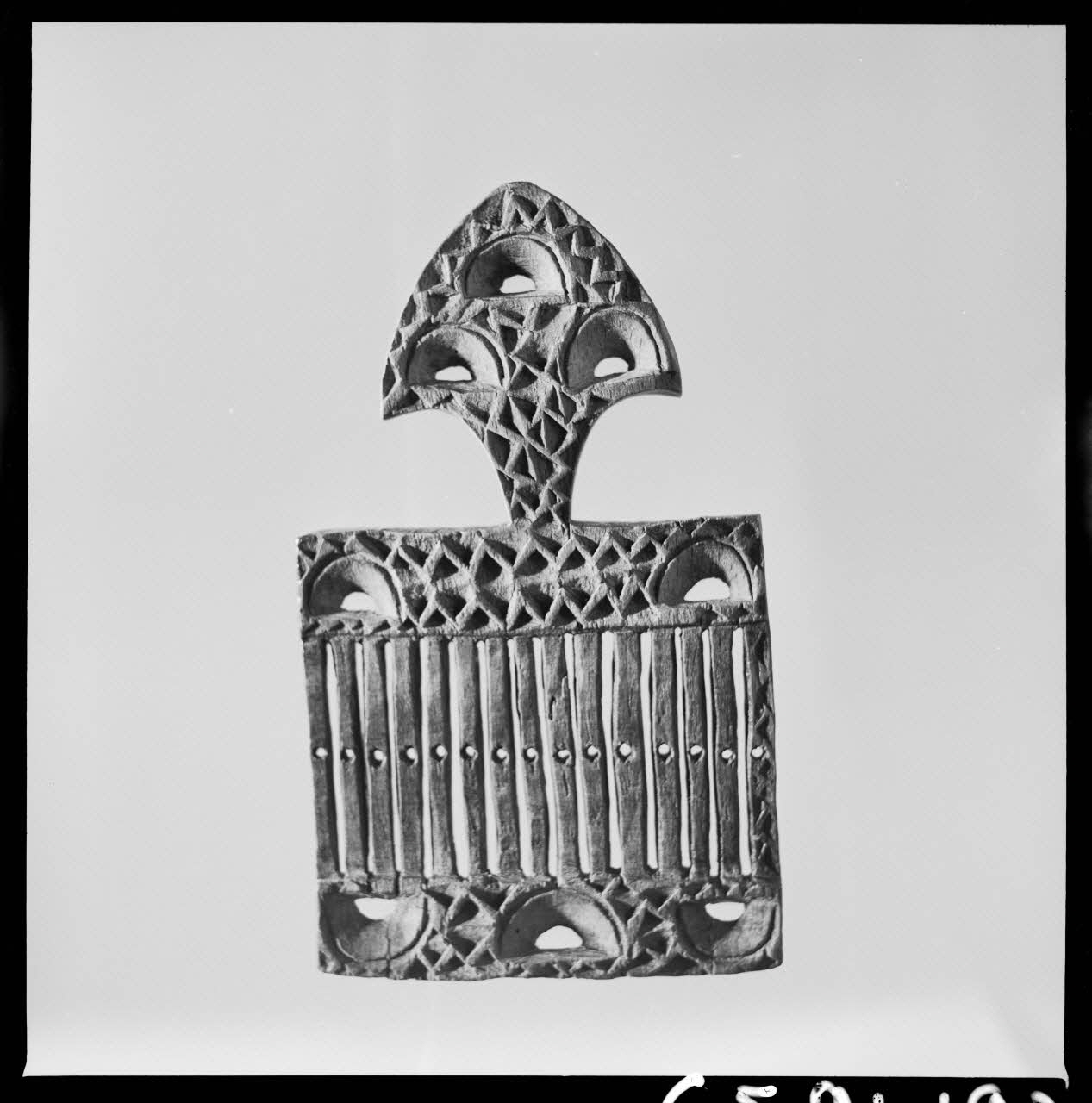 Jean Marthelot photographie Passette à ruban à décor de triangles et demi-cercles Ile-de-France, France 1965/10/1 Ph.1965.98.192 Photo