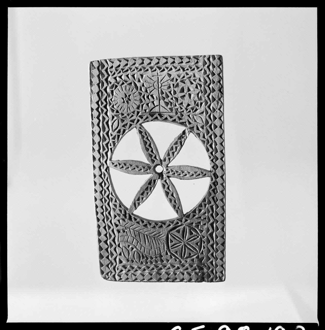 Jean Marthelot photographie Plioir à dentelles en bois sculpté à décor de rosace ajouré. Velay (recto) Ile-de-France, France 1965/10/1 Ph.1965.98.193 Photo