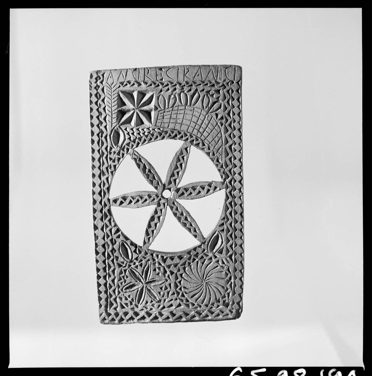 Jean Marthelot photographie Plioir à dentelles en bois sculpté à décor de rosace ajouré. Velay (verso) S.d. Ile-de-France, France 1965/10/1 Ph.1965.98.194 Photo