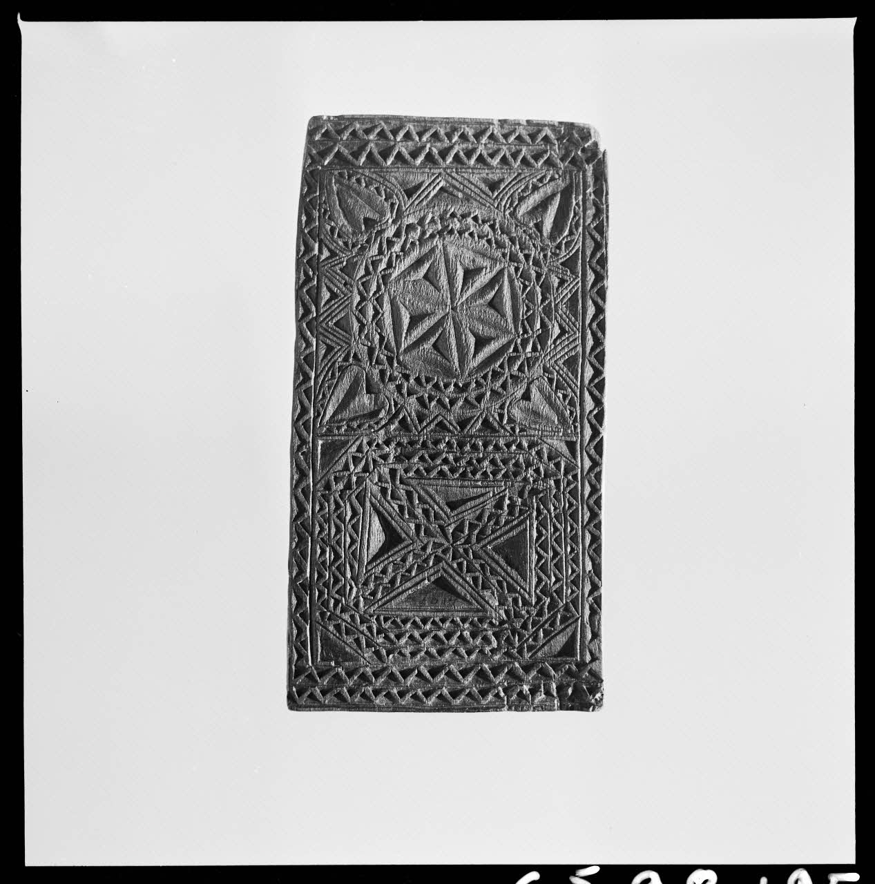 Jean Marthelot photographie Plioir à dentelles en bois sculpté à décors géométriques (recto) Ile-de-France, France 1965/10/1 Ph.1965.98.195 Photo