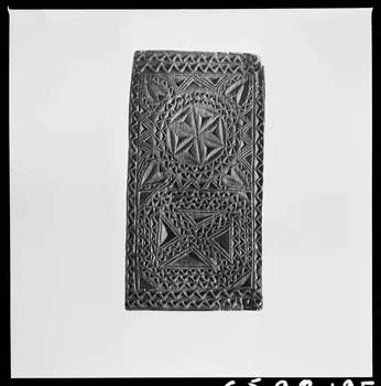 Jean Marthelot photographie Plioir à dentelles en bois sculpté à décors géométriques (recto) Ile-de-France, France 1965/10/1 Ph.1965.98.195 Photo