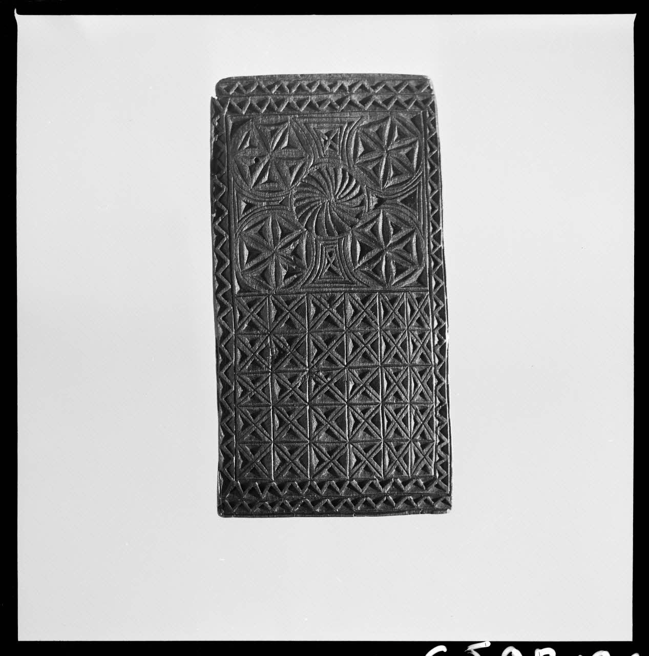 Jean Marthelot photographie Plioir à dentelles en bois sculpté à décors géométriques (verso) Ile-de-France, France 1965/10/1 Ph.1965.98.196 Photo