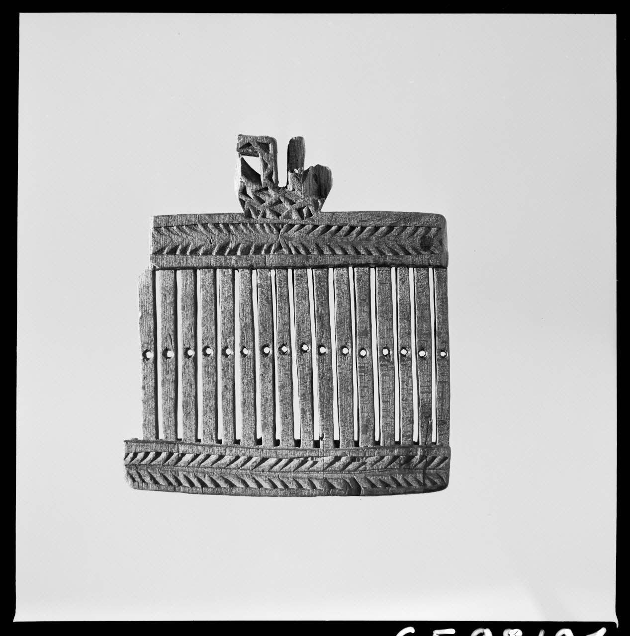 Jean Marthelot photographie Plioir à dentelles en bois sculpté à décors géométriques (recto) Ile-de-France, France 1965/10/1 Ph.1965.98.197 Photo