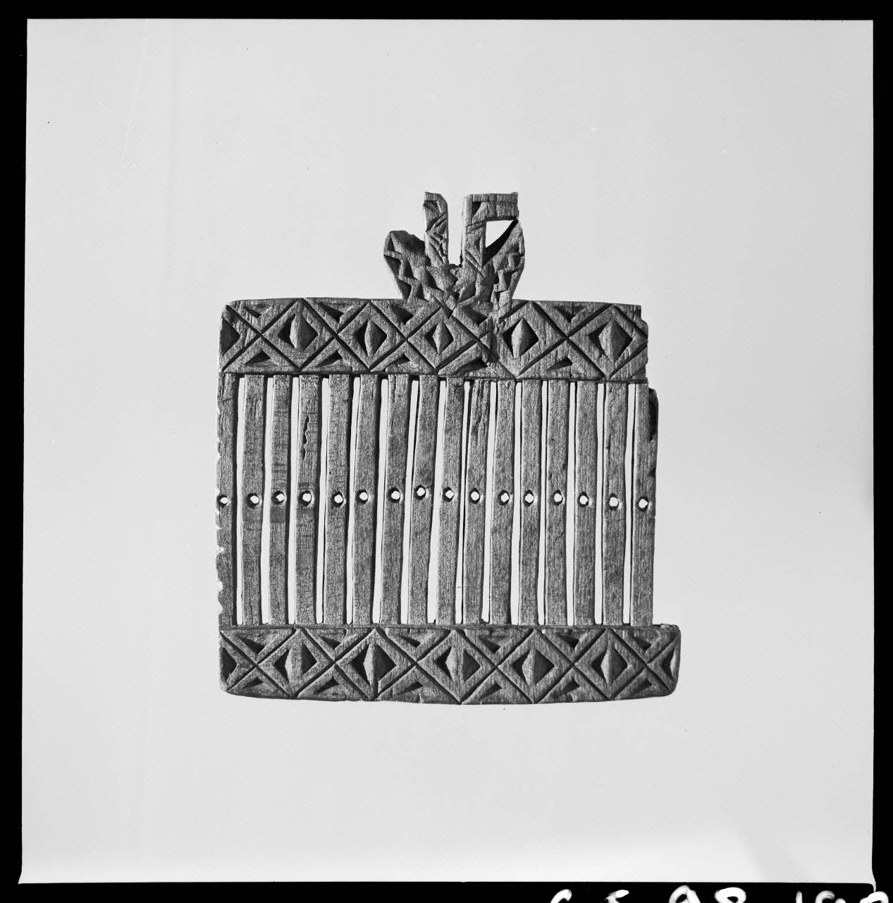 Jean Marthelot photographie Plioir à dentelles en bois sculpté à décors géométriques (verso) Ile-de-France, France 1965/10/1 Ph.1965.98.198 Photo