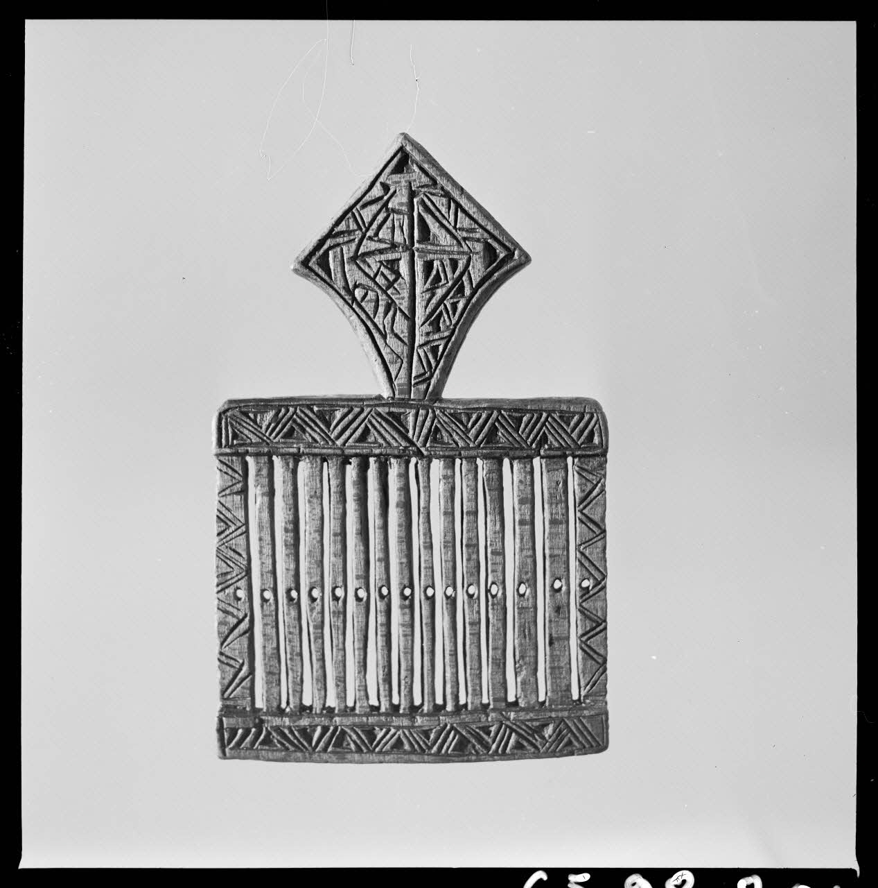 Jean Marthelot photographie Passette à décors géométriques et croix inscrite dans un losange (recto) Ile-de-France, France 1965/10/1 Ph.1965.98.201 Photo
