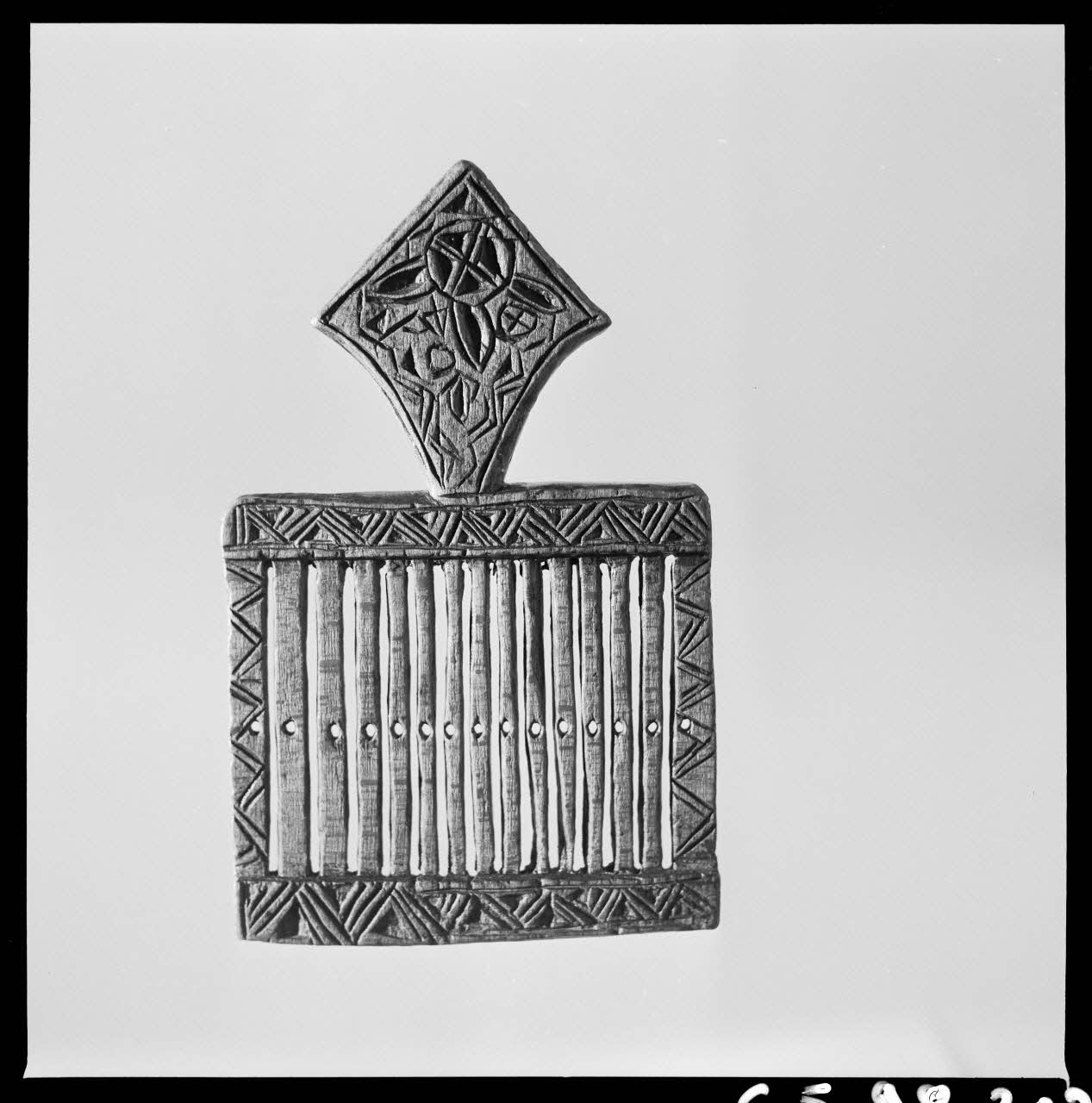 Jean Marthelot photographie Passette à décors géométriques et croix inscrite dans un losange (verso) Ile-de-France, France 1965/10/1 Ph.1965.98.202 Photo