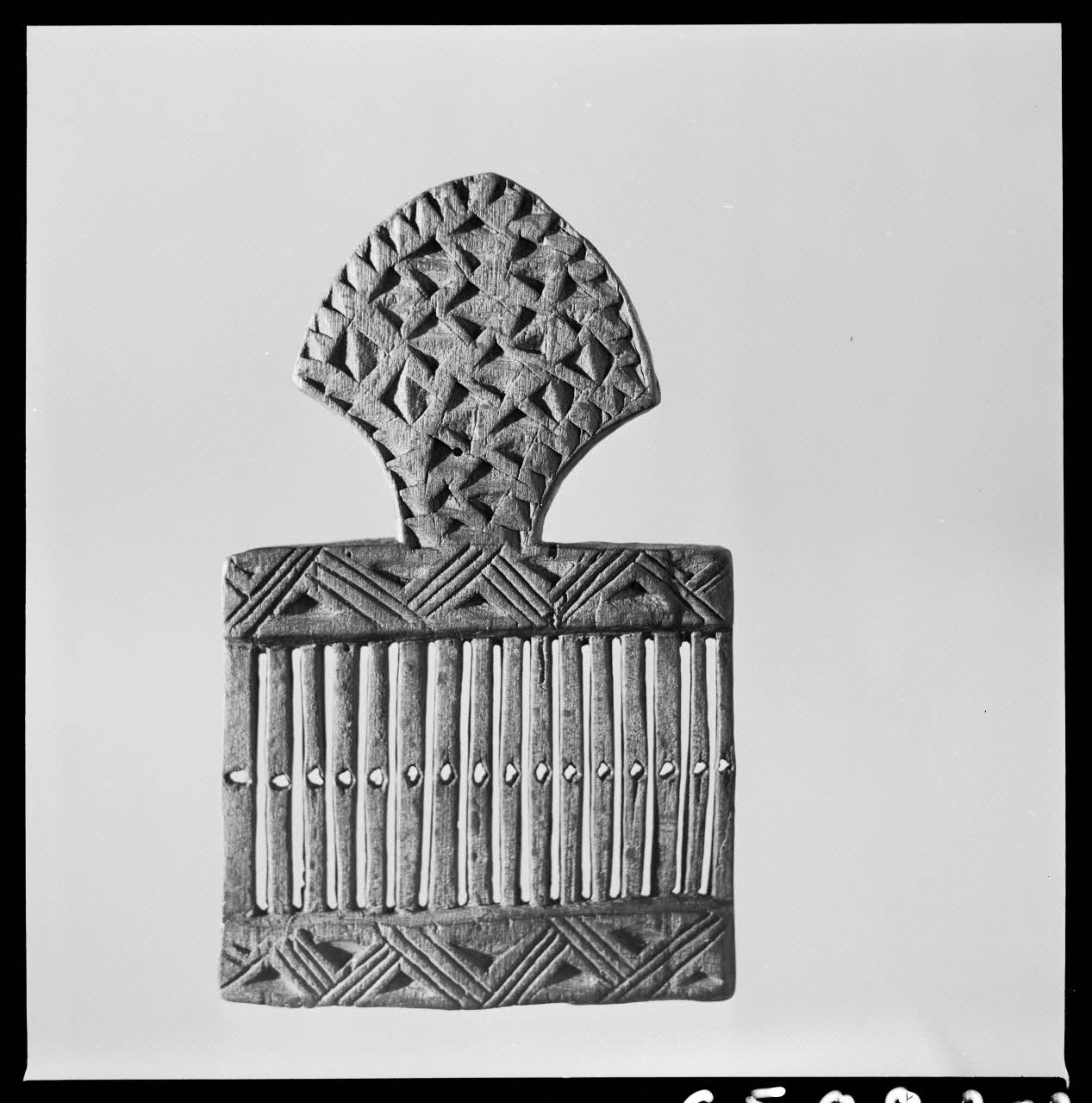 Jean Marthelot photographie Passette à ruban à décor de triangles Ile-de-France, France 1965/10/1 Ph.1965.98.203 Photo