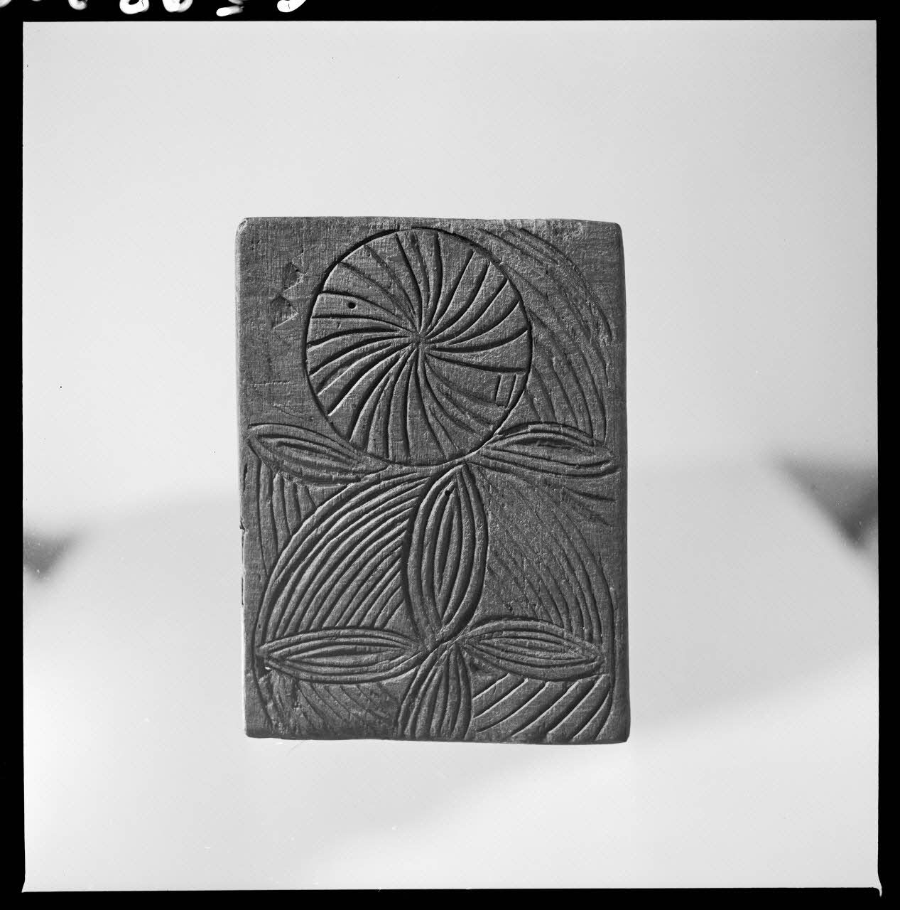 Jean Marthelot photographie Plioir à dentelle à décor de rosaces (recto) Ile-de-France, France 1965/10/1 Ph.1965.98.206 Photo