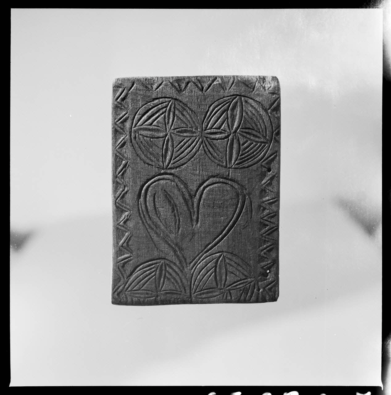 Jean Marthelot photographie Plioir à dentelle à décor de rosaces (verso) Ile-de-France, France 1965/10/1 Ph.1965.98.207 Photo