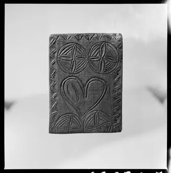 Jean Marthelot photographie Plioir à dentelle à décor de rosaces (verso) Ile-de-France, France 1965/10/1 Ph.1965.98.207 Photo