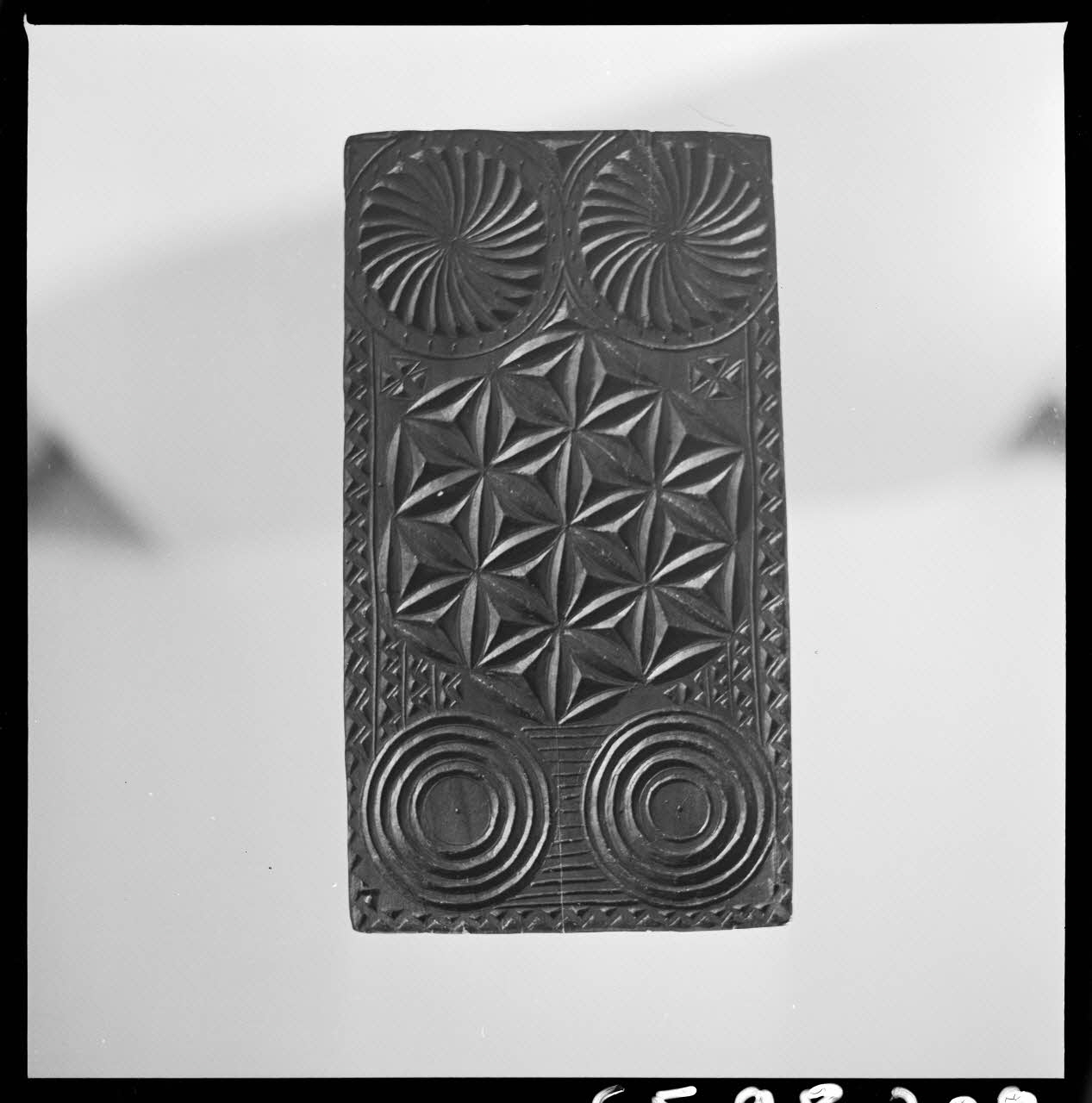 Jean Marthelot photographie Plioir à dentelle avec motifs hexagonaux et rosaces (recto) Ile-de-France, France 1965/10/1 Ph.1965.98.208 Photo