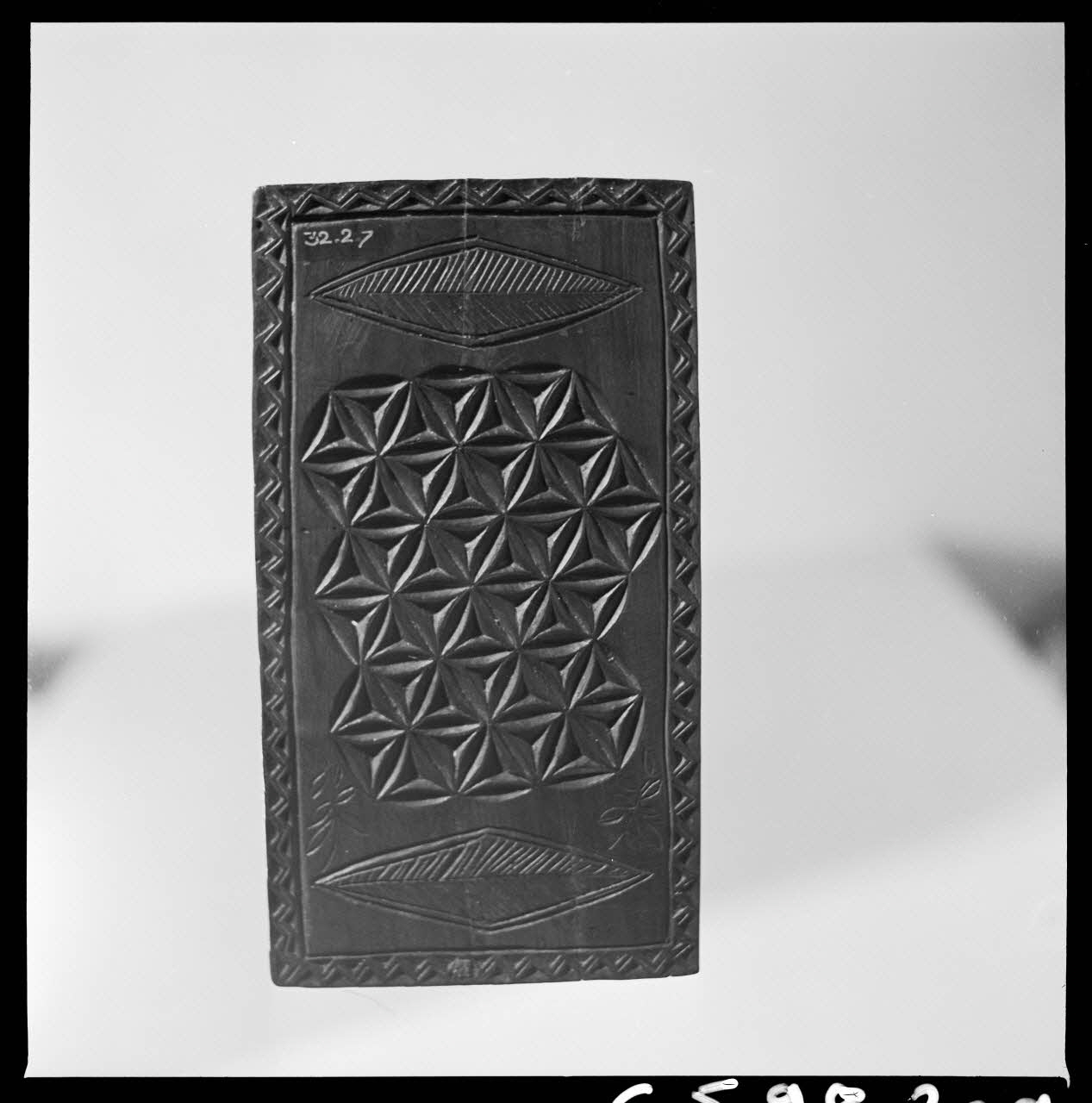 Jean Marthelot photographie Plioir à dentelle avec motifs hexagonaux et losanges (verso) Ile-de-France, France 1965/10/1 Ph.1965.98.209 Photo