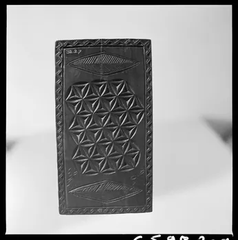 Jean Marthelot photographie Plioir à dentelle avec motifs hexagonaux et losanges (verso) Ile-de-France, France 1965/10/1 Ph.1965.98.209 Photo