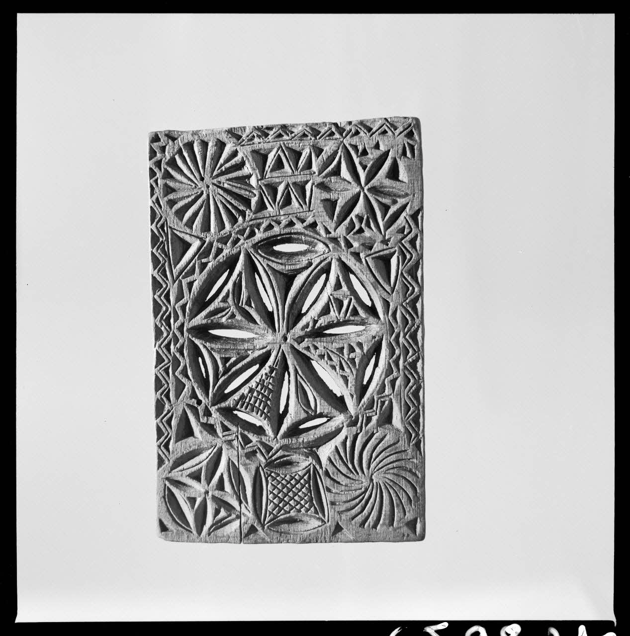 Jean Marthelot photographie Plioir à dentelles à rosaces ajourées (recto) Ile-de-France, France 1965/10/1 Ph.1965.98.210 Photo