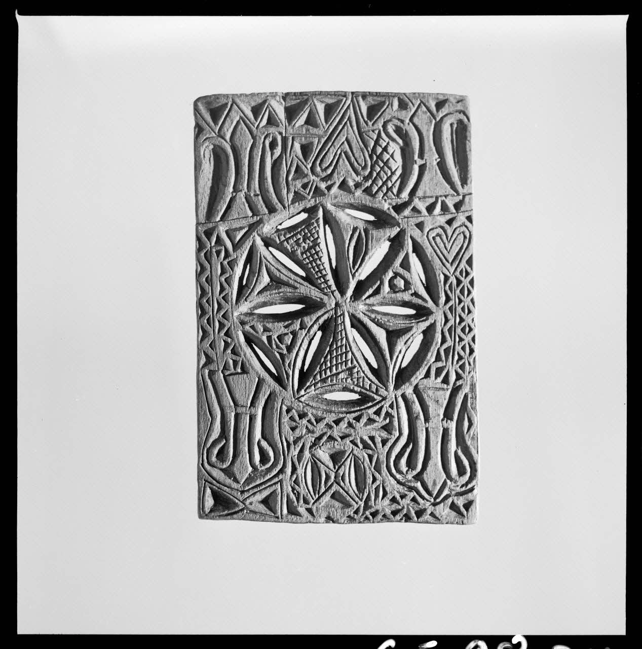 Jean Marthelot photographie Plioir à dentelles à rosaces ajourées (verso) Ile-de-France, France 1965/10/1 Ph.1965.98.211 Photo