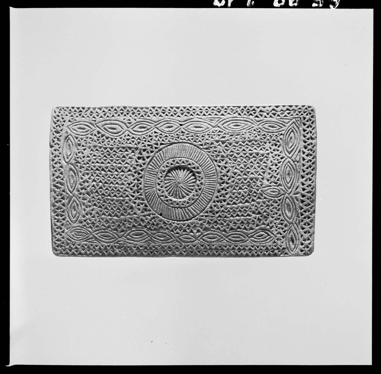 Jean Marthelot photographie Plioir à dentelle à décors géométriques et petites rosaces (recto) Ile-de-France, France 1965/10/1 Ph.1965.98.212 Photo