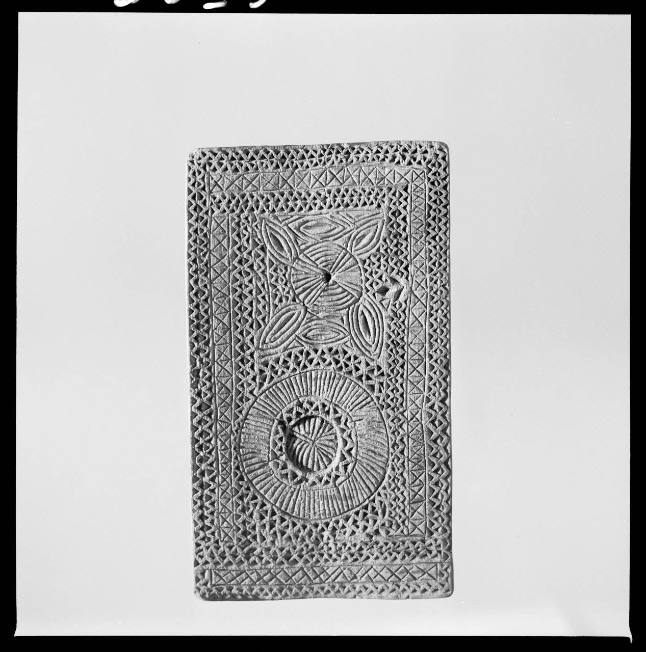 Jean Marthelot photographie Plioir à dentelle à décors géométriques et petites rosaces (verso) Ile-de-France, France 1965/10/1 Ph.1965.98.213 Photo