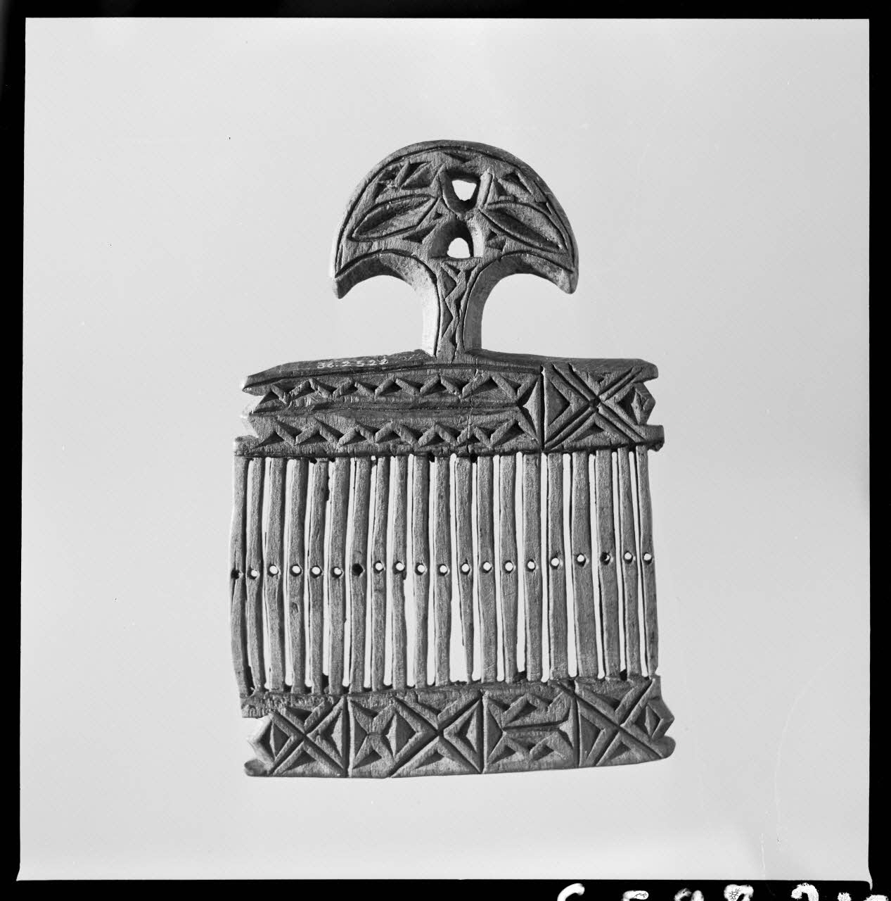 Jean Marthelot photographie Plioir à dentelles à décors géométriques (recto) Ile-de-France, France 1965/10/1 Ph.1965.98.216 Photo