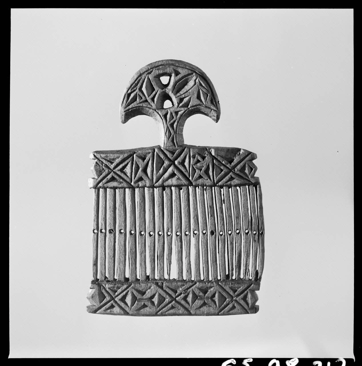 Jean Marthelot photographie Plioir à dentelles à décors géométriques (verso) Ile-de-France, France 1965/10/1 Ph.1965.98.217 Photo