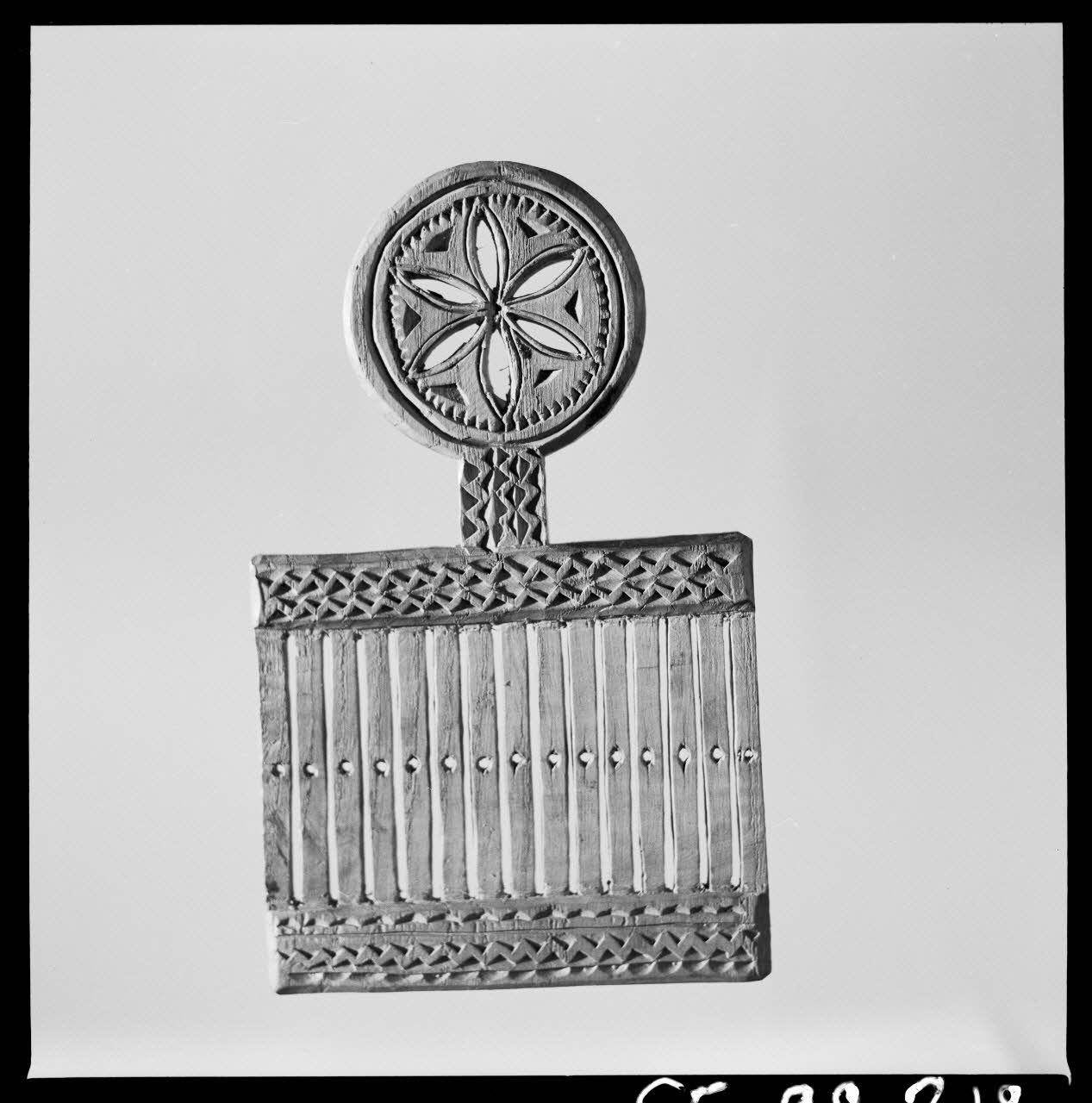 Jean Marthelot photographie Passette à ruban à décor géométrique et poignée ronde Ile-de-France, France 1965/10/1 Ph.1965.98.218 Photo