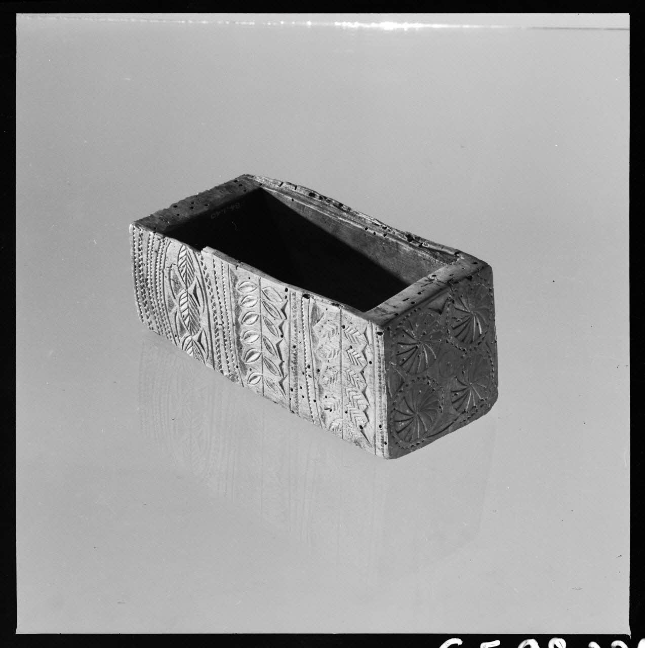 Jean Marthelot photographie Petit coffret à bijoux en bois sculpté (recto) Ile-de-France, France 1965/10/1 Ph.1965.98.224 Photo