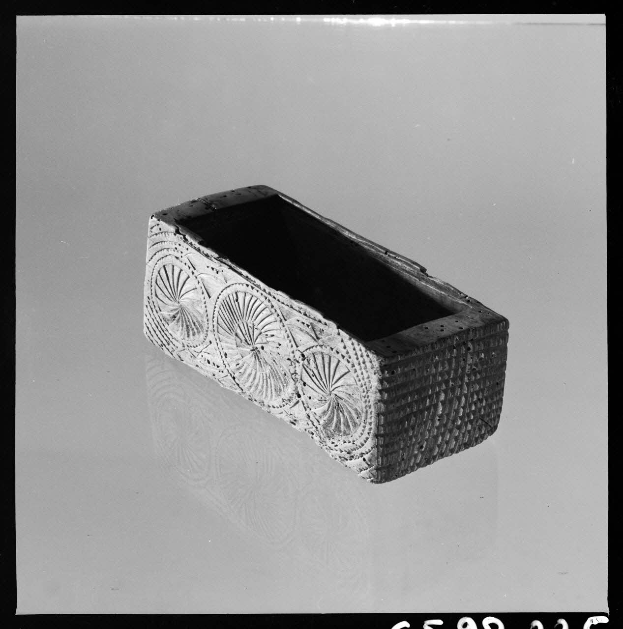 Jean Marthelot photographie Petit coffret à bijoux en bois sculpté (verso) Ile-de-France, France 1965/10/1 Ph.1965.98.225 Photo