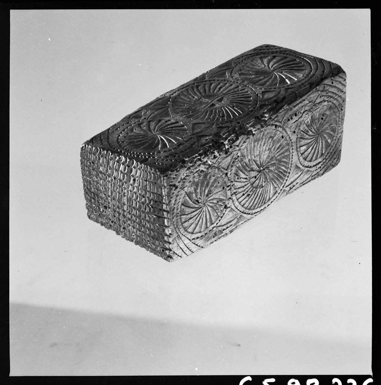 Jean Marthelot photographie Petit coffret à bijoux en bois sculpté (fond) Ile-de-France, France 1965/10/1 Ph.1965.98.226 Photo