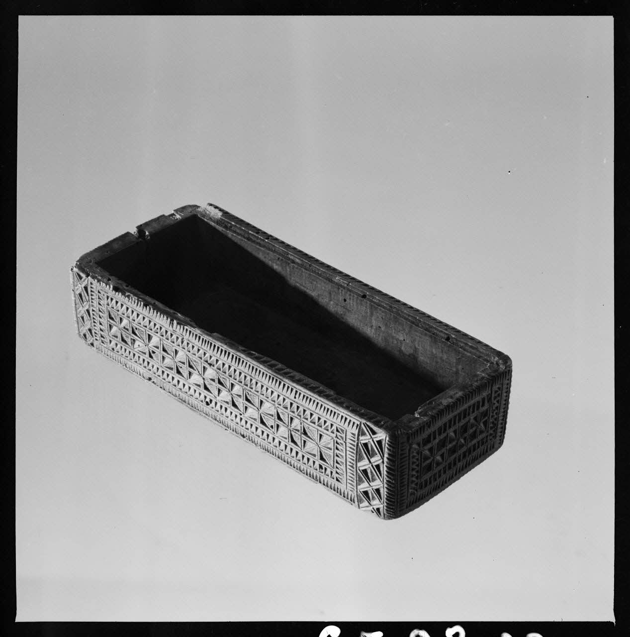 Jean Marthelot photographie Petit coffret à bijoux en bois sculpté (recto) Ile-de-France, France 1965/10/1 Ph.1965.98.230 Photo