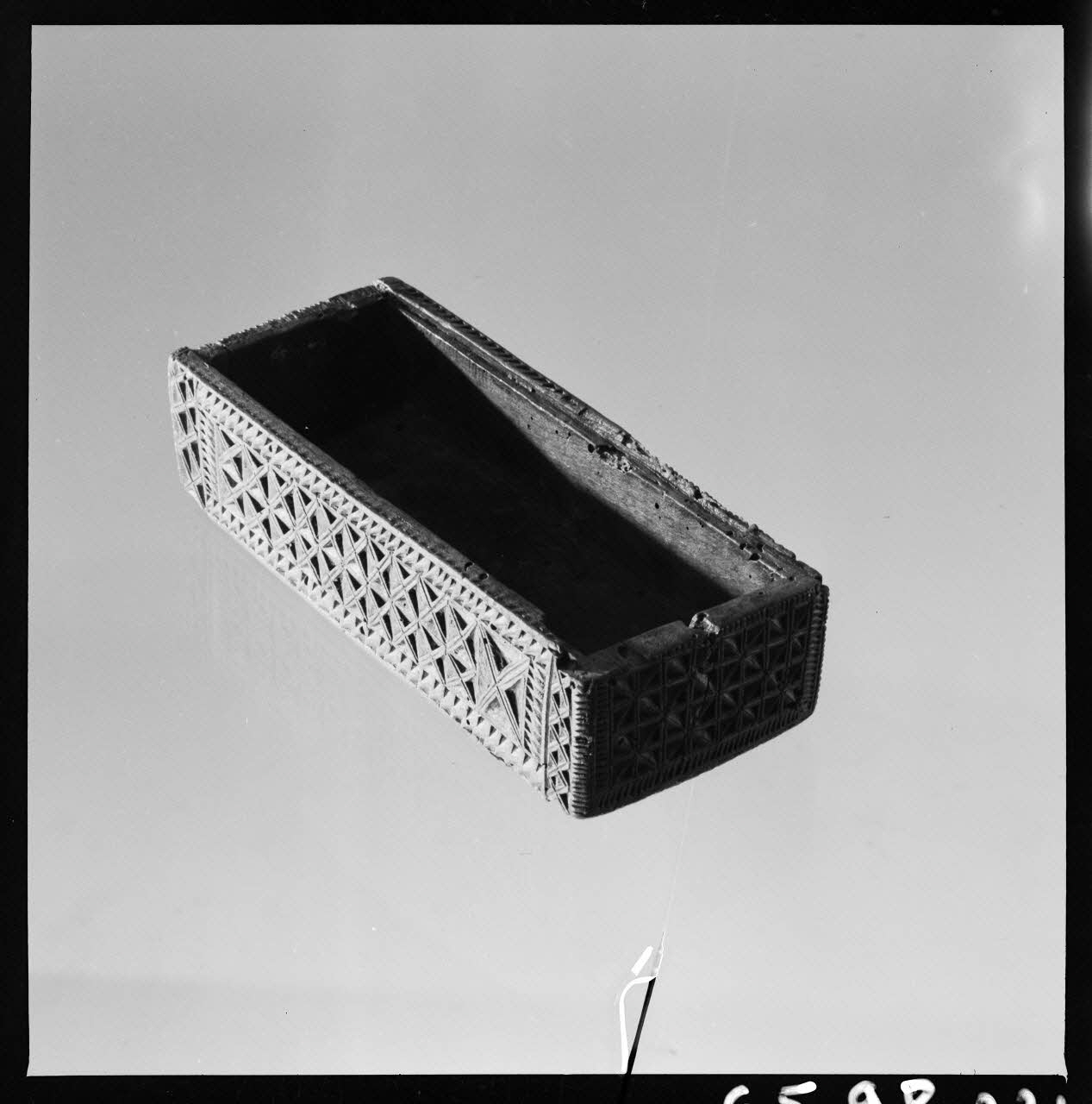 Jean Marthelot photographie Petit coffret à bijoux en bois sculpté (verso) Ile-de-France, France 1965/10/1 Ph.1965.98.231 Photo