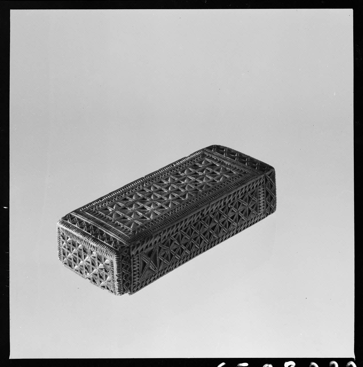 Jean Marthelot photographie Petit coffret à bijoux en bois sculpté (fond) Ile-de-France, France 1965/10/1 Ph.1965.98.232 Photo