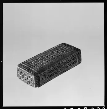 Jean Marthelot photographie Petit coffret à bijoux en bois sculpté (fond) Ile-de-France, France 1965/10/1 Ph.1965.98.232 Photo