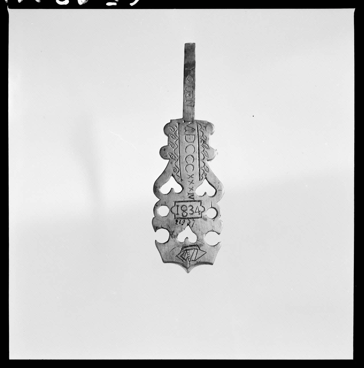 Jean Marthelot photographie Manche de cuiller en bois sculpté à décor de cœur datée de 1834 (recto) Ile-de-France, France 1965/10/1 Ph.1965.98.241 Photo