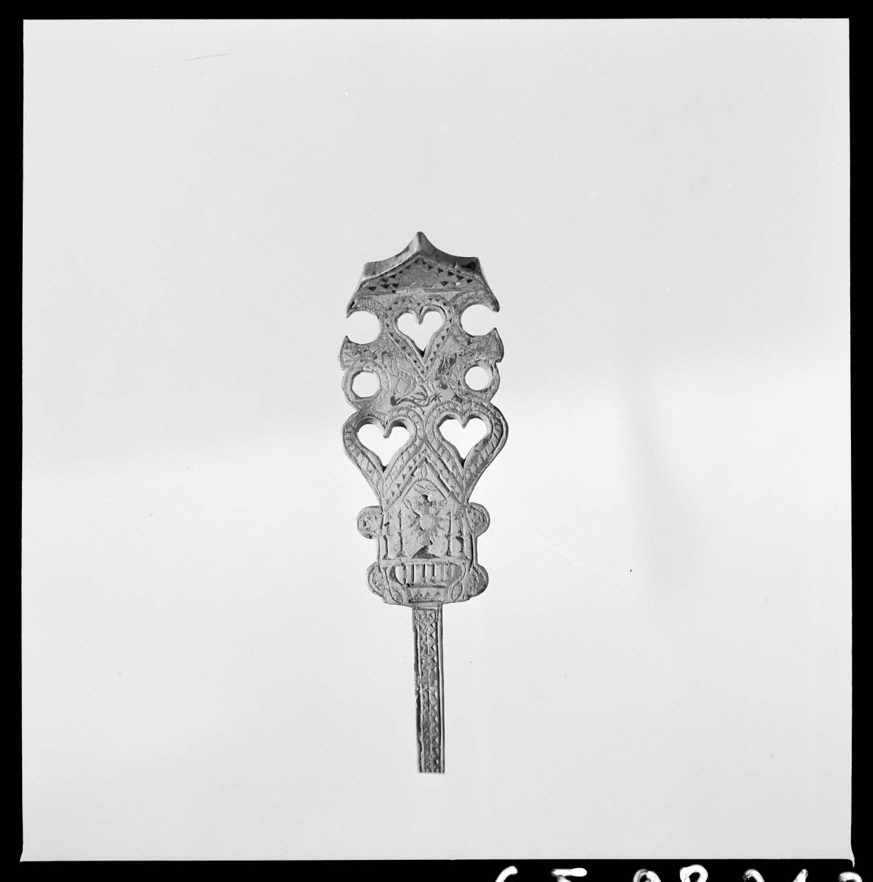 Jean Marthelot photographie Manche de cuiller en bois sculpté à décor d'ostensoir datée de 1834 (verso) Ile-de-France, France 1965/10/1 Ph.1965.98.242 Photo