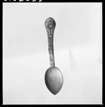 Jean Marthelot photographie Cuiller pliante en bois incrusté à décor d'ostensoir Ile-de-France, France 1965/10/1 Ph.1965.98.243  Photo