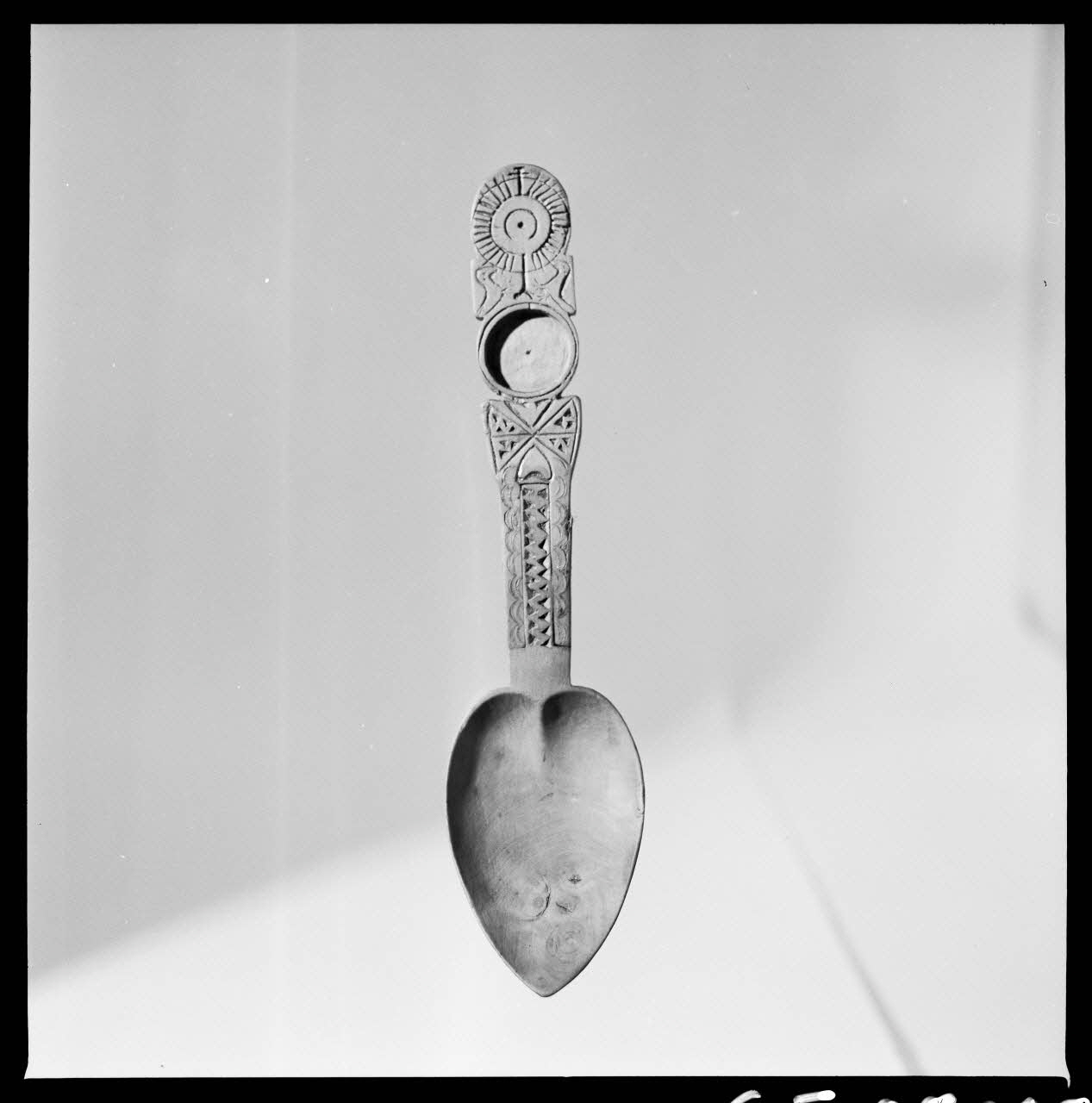 Jean Marthelot photographie Cuiller de fête cordiforme à décor géométrique Ile-de-France, France 1965/10/1 Ph.1965.98.245 Photo