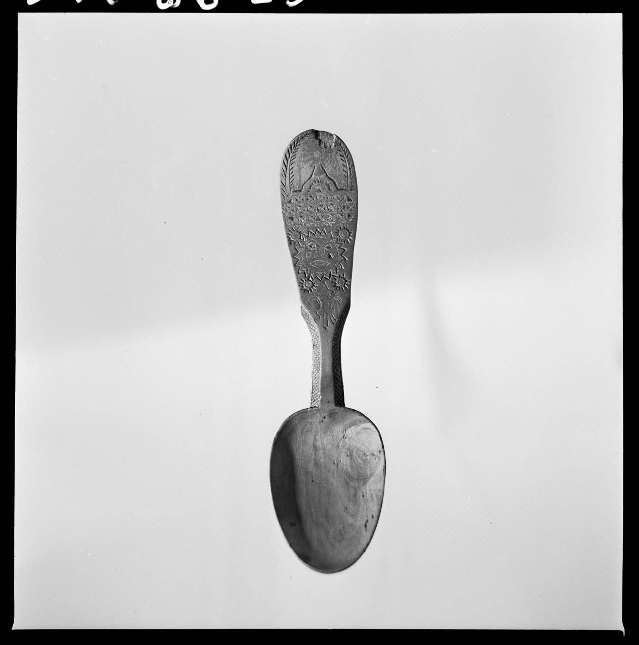 Jean Marthelot photographie Cuiller de fête en bois à décor de soleil et d'ostensoir (recto) Ile-de-France, France 1965/10/1 Ph.1965.98.246 Photo