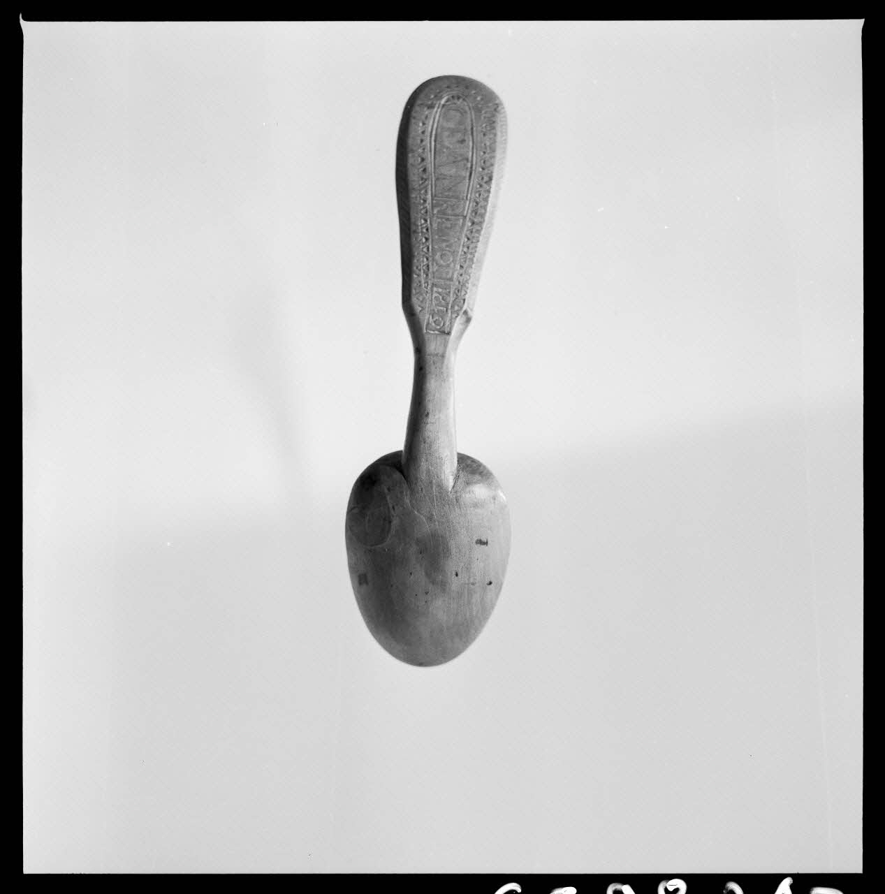 Jean Marthelot photographie Cuiller de fête en bois à décor de soleil et d'ostensoir (verso) Ile-de-France, France 1965/10/1 Ph.1965.98.247 Photo